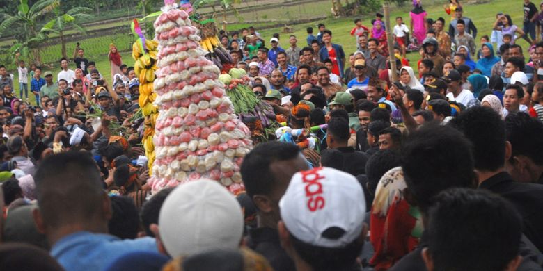 Warga Desa Tarub, Kecamatan Tawangharjo, Kabupaten Grobogan, Jawa Tengah menggelar acara kirab budaya untuk memperingati Haul Ki Ageng Joko Tarub, Minggu (5/11/2017) siang. Dalam tradisi tahunan itu, warga mengarak gunungan berupa hasil bumi sejauh kurang lebih dua kilometer menuju lapangan desa setempat.