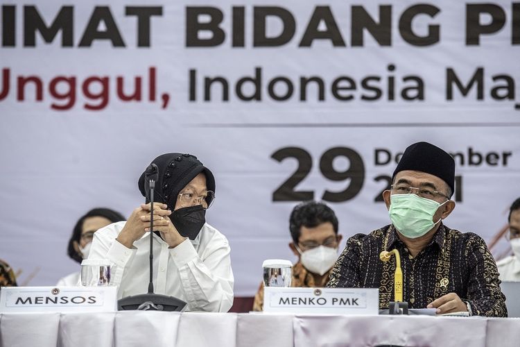 Menteri Koordinator Pembangunan Manusia dan Kebudayaan (PMK) Muhadjir Effendi (kanan) bersama Menteri Sosial Tri Rismaharini (kiri) memberikan paparan pada acara Taklimat Bidang PMK Mewujudkan #SDMUnggul Indonesia Maju di kantor Kementerian PMK, Jakarta, Rabu (29/12/2021). Dalam paparannya Menko PMK menyampaikan beberapa hal diantaranya program penanganan COVID-19 serta target PMK 2024. ANTARA FOTO/Muhammad Adimaja/wsj.
