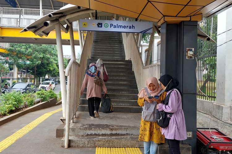 Jembatan Penyeberangan Orang Halte Stasiun Palmerah dikeluhkan pengguna jalan yang tidak ramah lansia, Kamis (10/11/2022).