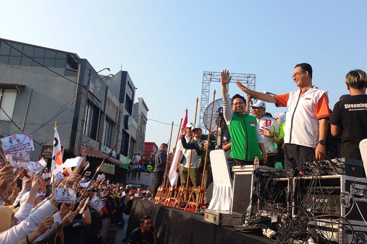 Bakal capres-cawapres Koalisi Perubahan Anies Baswedan dan Muhaimin Iskandar (Cak Imin) mengikuti kegiatan senam dan jalan sehat bersama masyarakat di Jalan Boulevard Grand Depok City pada Sabtu (28/10/2023).