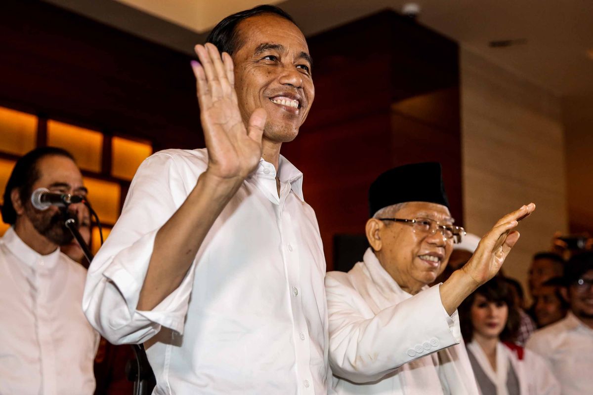 Calon Presiden nomor urut 01, Joko Widodo didampingi sejumlah pimpinan Parpol pendukung saat memberikan keterangan terkait Pilpres 2019 di Jakarta, Rabu (17/4/2019). Pasangan Jokowi-Maruf Amin menyatakan akan menunggu hasil resmi dari KPU meskipun sejumlah lembaga survei memenangkan mereka dalam hitung cepat.