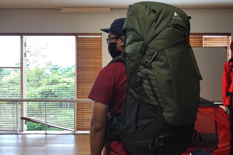 Ransel berukuran 45 liter berwarna hijau yang diperlihatkan salah satu pegawai Eiger tampak sama dengan ransel lainnya. Namun ternyata ransel ini dibuat dengan rangka bambu dan bahan daur ulang.