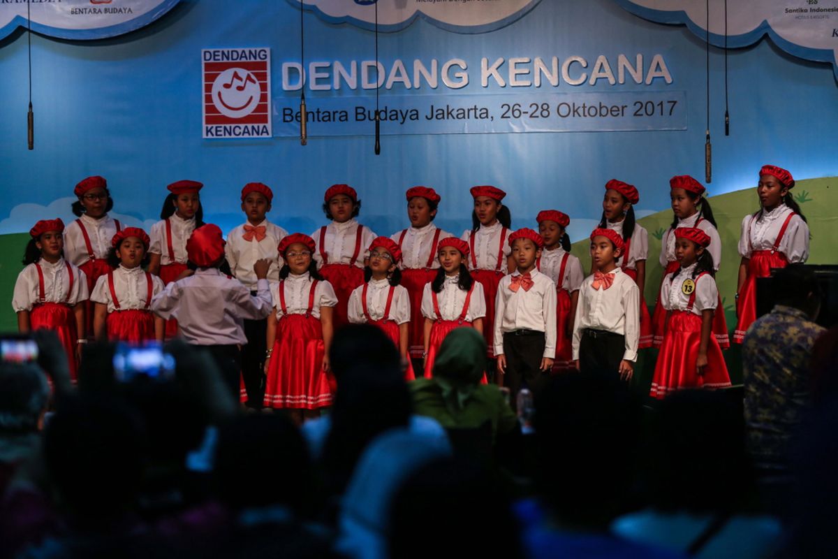 Peserta paduan suara tampil dalam babak final lomba paduan suara anak TK-SD Dendang Kencana di Bentara Budaya Jakarta, Palmerah Selatan, Jakarta Pusat, Sabtu (28/10/2017). Sebanyak 26 finalis siap memperebutkan gelar juara dalam babak final, terdiri dari 12 peserta kategori TK dan 14 peserta kategori SD.