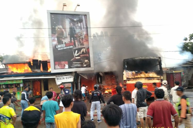 Sebuah bus hangus terbakar di Jalan Raya Cidomba, Kampung Sukatani, Desa Pinayungan, Kecamatan Telukjambe Timur, Kabupaten Karawang, Selasa (13/4/2020) sekitar pukul 16.30 WIB.