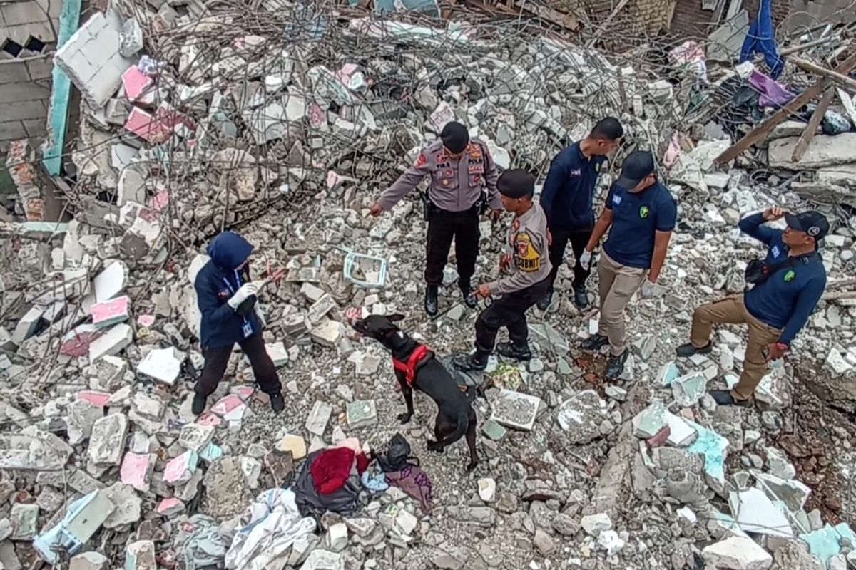 Pihak kepolisian kembali menerjunkan anjing K9 untuk mencari korban kebakaran Depo Pertamina Plumpang, Jakarta Utara yang belum ditemukan di reruntuhan rumah, Minggu (5/3/2023).