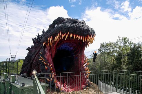 Wisata Unik di Jepang, Zip Line ke Mulut Godzilla