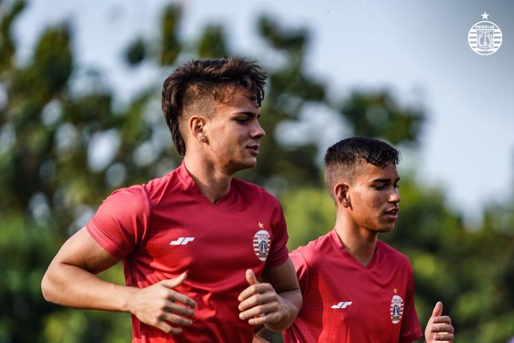 Dua pemain muda Brasil yang sedang menjalani latihan bersama Persija Jakarta, Thiago Apolinario dan Maike Henrique Irine de Lima. 