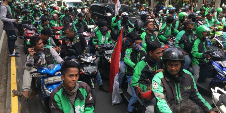 Sejumlah driver ojek online demo di depan Istana Negara, Jakarta, Selasa (27/3/2018).