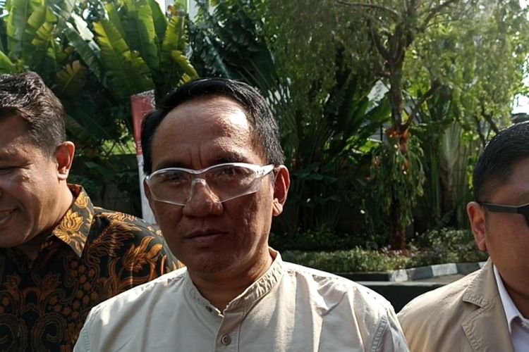 Kepala Badan Pemenangan Pemilu (Bappilu) Partai Demokrat, Andi Arief kembali diperiksa KPK terkait dugaan korupsi penyertaan modal yang menjerat Bupati Penajam Paser Utara (PPU) Abdul Gafur Mas'ud, di Gedung Merah Putih, Kuningan, Jakarta Selatan, Senin (19/6/2203).