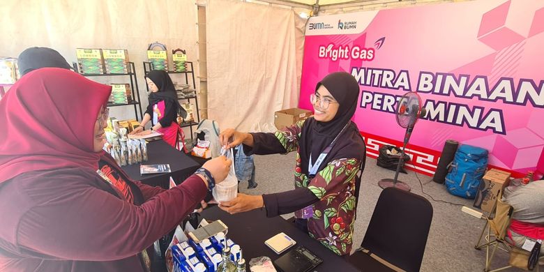 Produk-produk UMKM binaan Pertamina melayani pengunjung pada ajang Pertamina Grand Prix of Indonesia 2023, di Lombok, Nusa Tenggara Barat.
