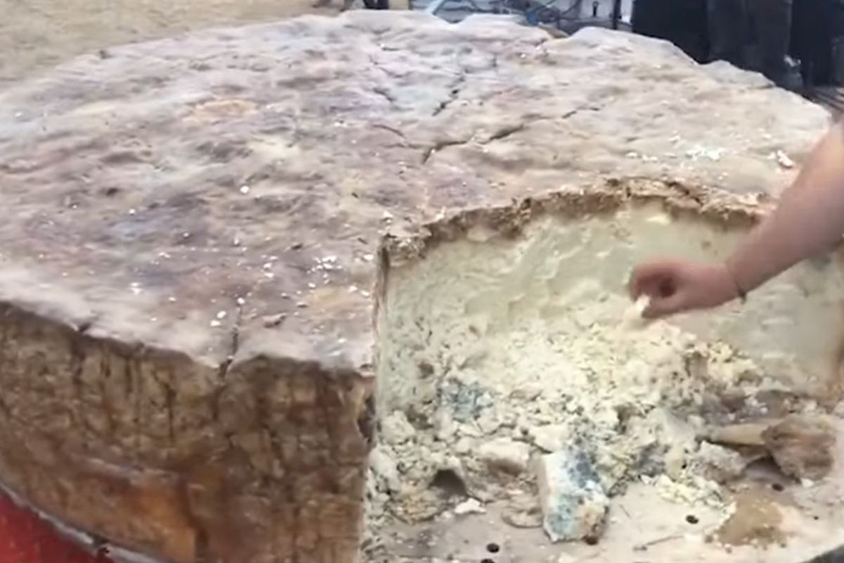 Lempengan pecorino raksasa seberat 598,5 kilogram.