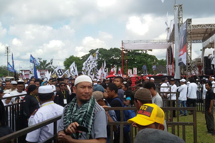 Massa kampanye capres nomor urut 02 Prabowo Subianto di Lapangan Pasir Putih, Pangkal Pinang, Kamis (4/4/2019).