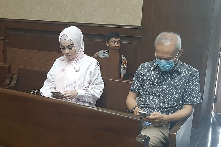 Artis Jennifer Dunn saat dihadirkan sebagai saksi dalam kasus dugaan tindak pidana pencucian uang (TPPU) oleh adik mantan Gubernur Banten Ratu Atut Chosiyah, Tubagus Chaeri Wardana alias Wawan pada Senin (9/3/2020).