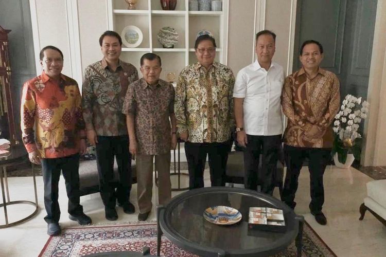 Ketua Umum Partai Golkar sekaligus Menko Perekonomian Airlangga (tiga dari kiri) bersama tokoh Golkar lainnya bersilaturahmi dengan Jusuf Kalla (empat dari kiri) di Jakarta, Jumat (26/10/2019).