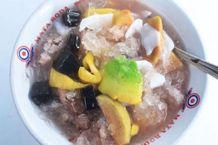 Es Buah PK (Pakuningratan) yang legendaris di Yogyakarta, berisi banyak potongan aneka buah dan serutan es dan gula merah. 