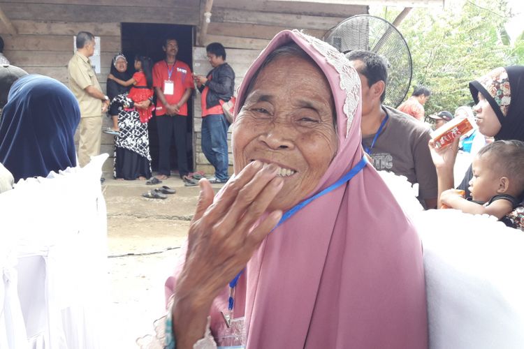 Nenek Arbah (72 tahun) tersenyum bahagia saat diabadikan Kompas.com. Nenek Arbah merupakan satu dari 100 kepala keluarga penerima manfaat program revitalisasi rumah layak huni di Desa Penagan, Kabupaten bangka, Provinsi Bangka Belitung.