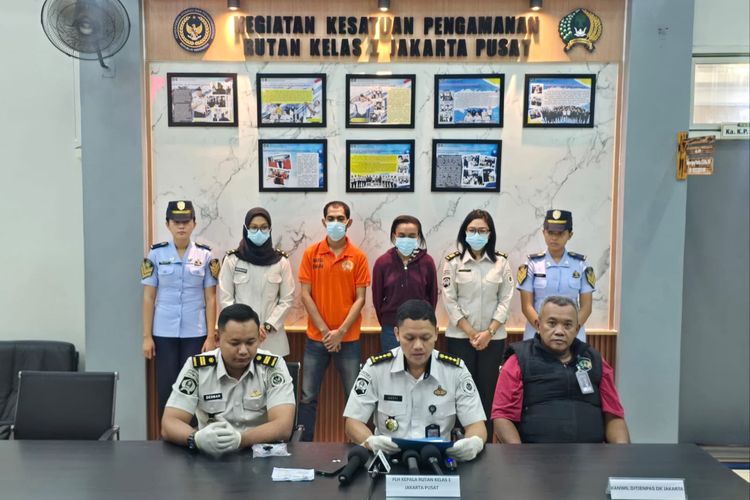 Wanita Terciduk Sembunyikan Sabu di Pakaian Dalam Saat Jenguk Suami di Rutan Salemba