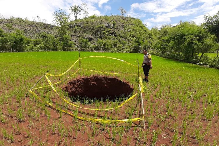 Sinkhole di Dusun Karangawen, Desa Karangawen, Kecamatan Girisubo, Gunungkidul, Semakin Melebar Selasa (6/1/2019)