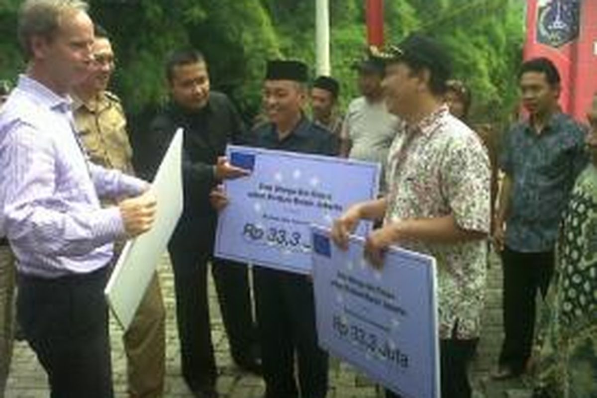 Pemberian simbolis bantuan dari Perwakilan Uni Eropa sebesar Rp 100Juta kepada Wakil Gubernur DKI Jakarta, Basuki Tjahja Purnama, Selasa (11/2/2014). 