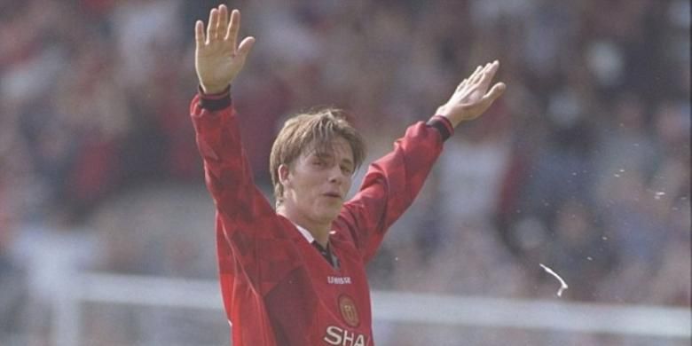 David Beckham mencetak gol dari jarak jauh ke gawang Wimbledon pada pertandingan perdana musim 1996-1997