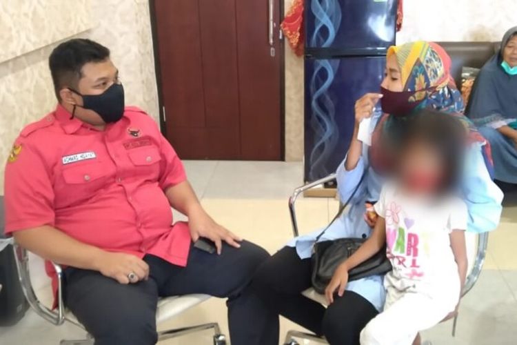 Santi Marisa (33) bersama putri sulungnya, Cantika Aurelia Ahmad (8) saat mrngunjungi ruangan fraksi PDIP di kantor DPRD Kota Surabaya, Senin (15/2/2021) lalu.