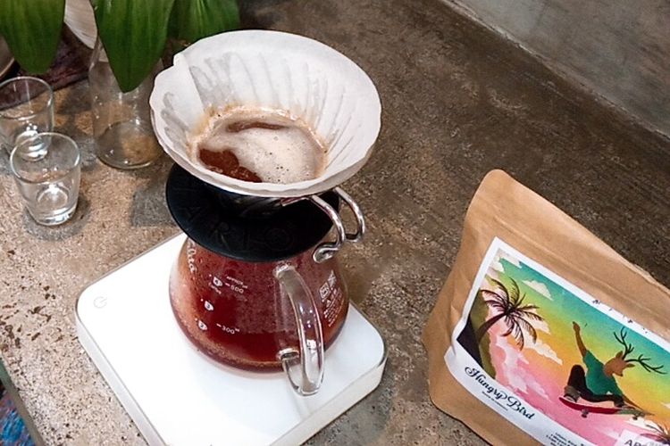 Cara membuat kopi single origin Bali Kintamani Arca Ulian menggunakan metode seduh V60 di Malbourne Coffee Co, Kota Malang, (8/1/2021).