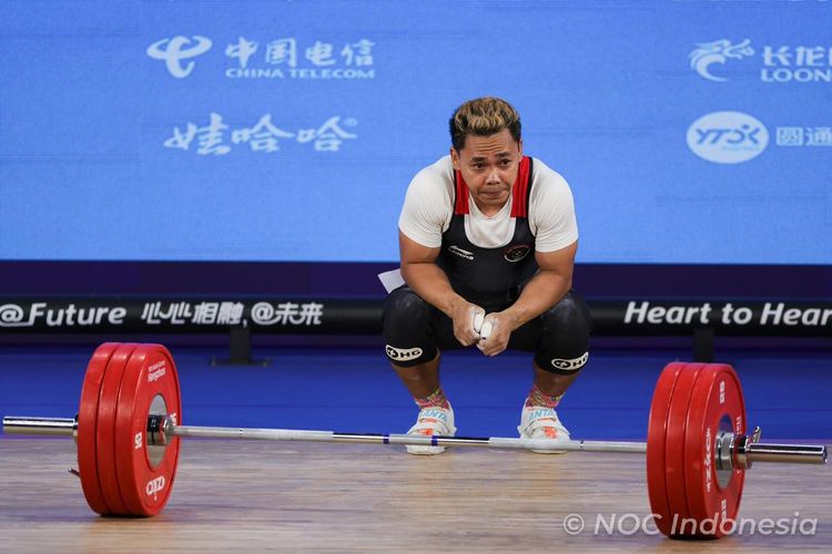Lifter Indonesia, Eko Yuli Irawan, tak berhasil meraih medali saat bertanding di kelas 67 kg cabor angkat besi Asian Games 2022 di Xiaoshan Sports Centre Gymnasium, Hangzhou, China, Minggu (1/10/2023). 