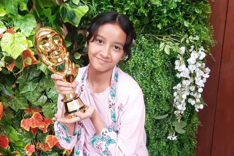 Artis peran Widuri Puteri tengah memegang piala Indonesian Movie Actors Awards (IMAA) 2022, saat ditemui di kawasan Kebayoran Baru, Jakarta Selatan pada Kamis (17/11/2022).