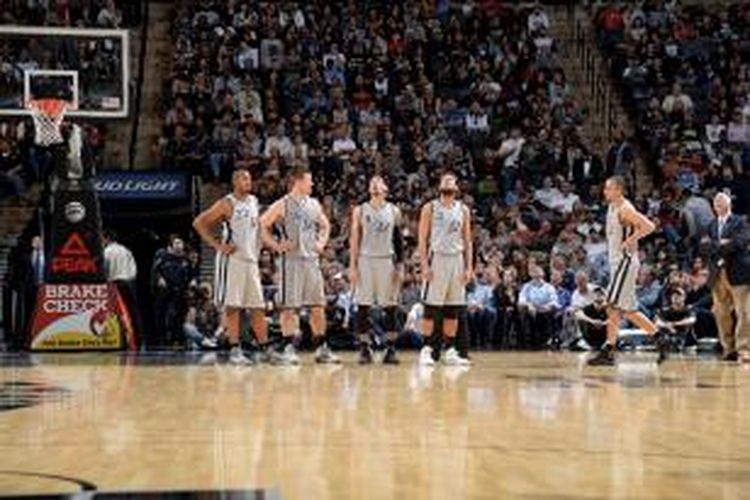 Barisan pemain San Antonio Spurs, Boris Diaw (33), Aron Baynes (16), Danny Green (4), Marco Belinelli (3), dan Manu Ginobili (20) bersiap saat menghadapi Golden State Warriors di AT&T Center, pada lanjutan kompetisi NBA, Jumat (8/11/2013).