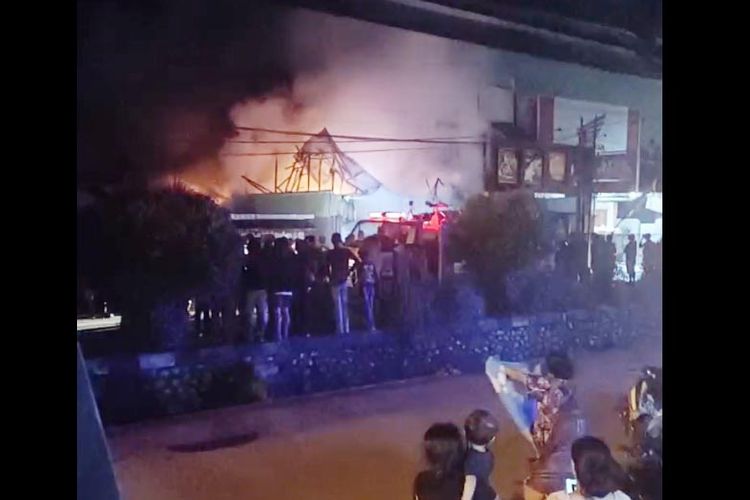Kebakaran di Kota Gorontalo menghanguskan 3 buah rumah dan mengakibatkan 1 orang warga meninggal dunia. Api diduga berasal dari arus pendek listrik salah satu warga.