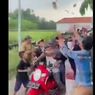 Viral, Video Cakades di Lamongan Hamburkan Uang ke Jalan, Warga Berebutan Mengambil