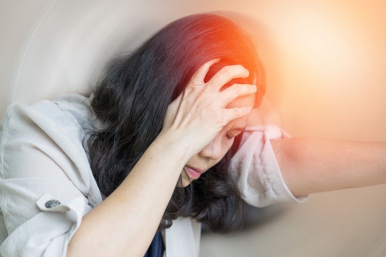 Ilustrasi sakit kepala parah bisa jadi gejala infeksi otak. Kenali beragam gejala, penyebab, cara mengobati infeksi otak. 