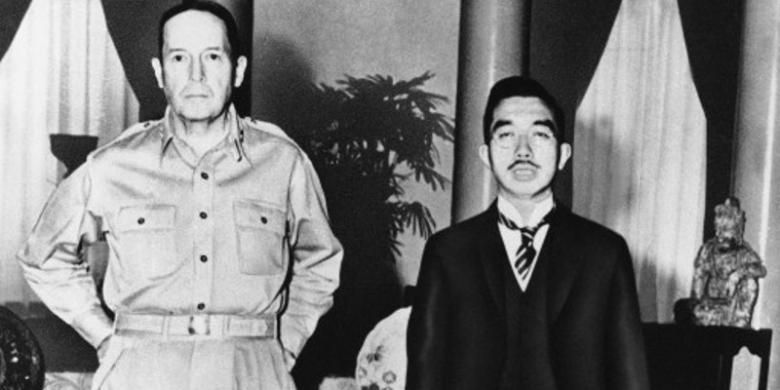 Dalam foto yang diambil pada 1945 ini terlihat Jenderal Douglas MacArthur bersama dengan Kaisar Hirohito dari Jepang.