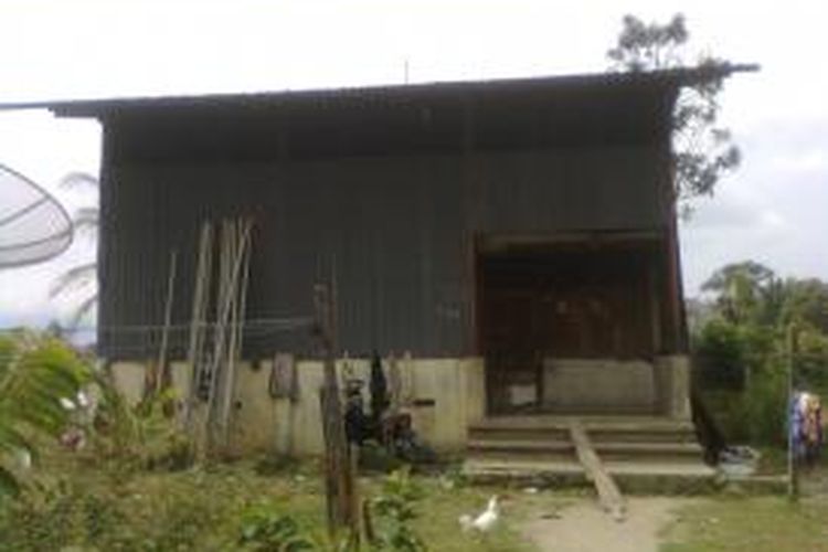 Inilah rumah keluarga Julpriadi Siagian yang dikelilingi banyak rumput di Kecamatan Marimbun, Pematangsiantar, Sumatera Utara.