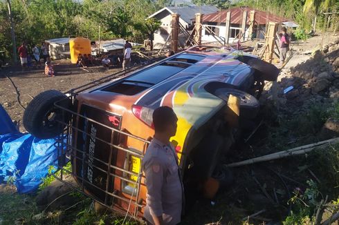 Pecah Ban, Minibus Terbalik di Jalan Trans Flores NTT, Begini Kondisi Para Penumpang