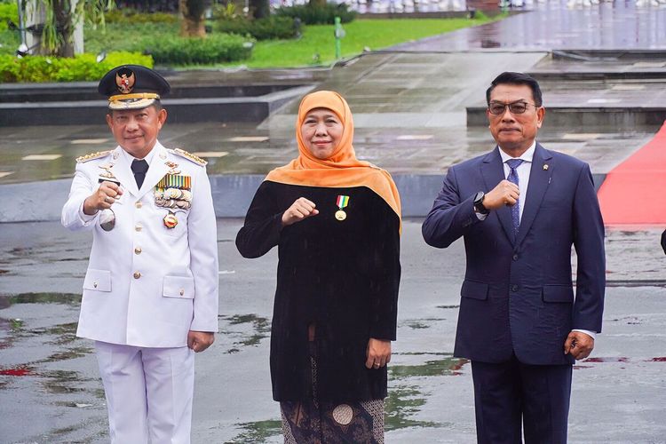 Khofifah Indar Parawansa menerima Satyalancana Karya Bhakti Praja Nugraha dari Mendagri.