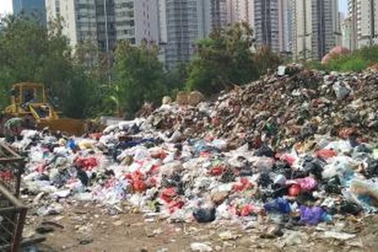 Gunungan sampah mencapai ketinggian hampir 4 meter di TPS Menteng Atas, Setiabudi, Jakarta Selatan, Senin (9/11/2015). 