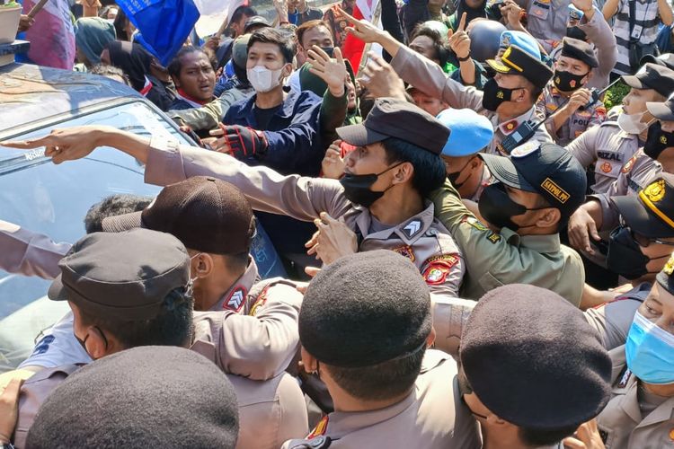 Aksi unjuk rasa mahasiswa yang terjadi di depan gedung DPRD Kota Bekasi, Selasa (6/9/2022). Dalam aksi yang berlangsung kurang lebih selama satu jam tersebut, massa aksi dan aparat keamanan sempat terlibat aksi dorong antar satu sama lain. 