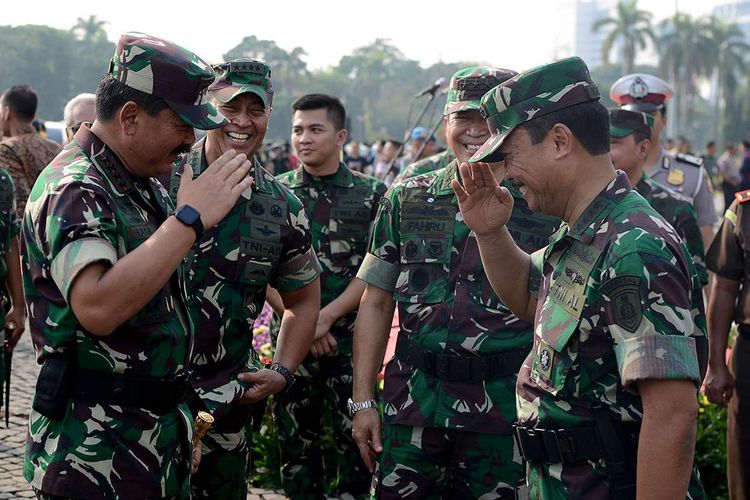 Panglima TNI Marsekal TNI Hadi Tjahjanto (kiri) membalas hormat dari KASAL Laksamana TNI Siwi Sukma Adji (kanan) pada acara Apel Konsolidasi Operasi Ketupat Jaya 2019 dan Kesiapan PAM Perselisihan Hasil Pemilihan Umum (PHPU) Mahkamah Konstitusi (MK) di Lapangan Monas, Jakarta, Kamis (13/6/2019). Apel yang diikuti oleh prajurit TNI, Polri, Satpol PP, Dinas Perhubungan dan Pemadam Kebakaran tersebut untuk memastikan kesiapan personel dalam pengamanan sidang PHPU di MK.