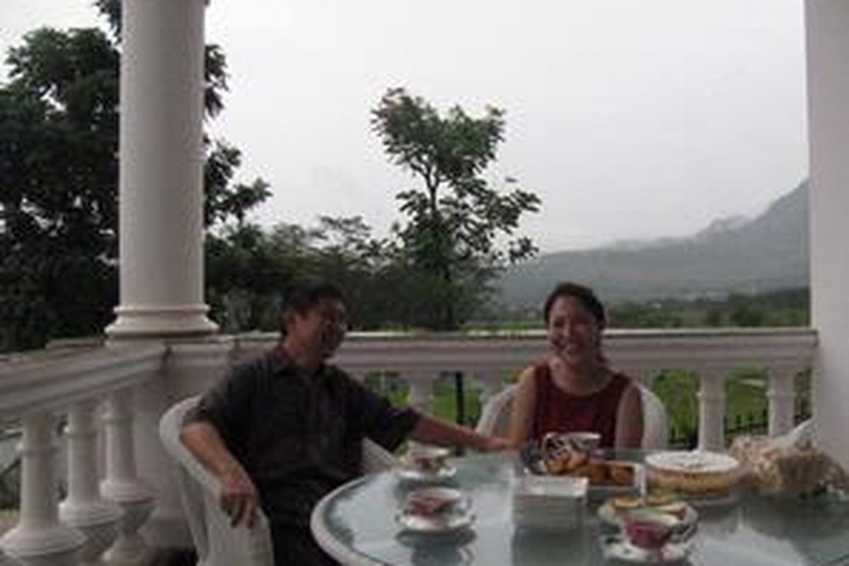 EZ Halim dan istrinya di rumahnya yang elegan di Bogor