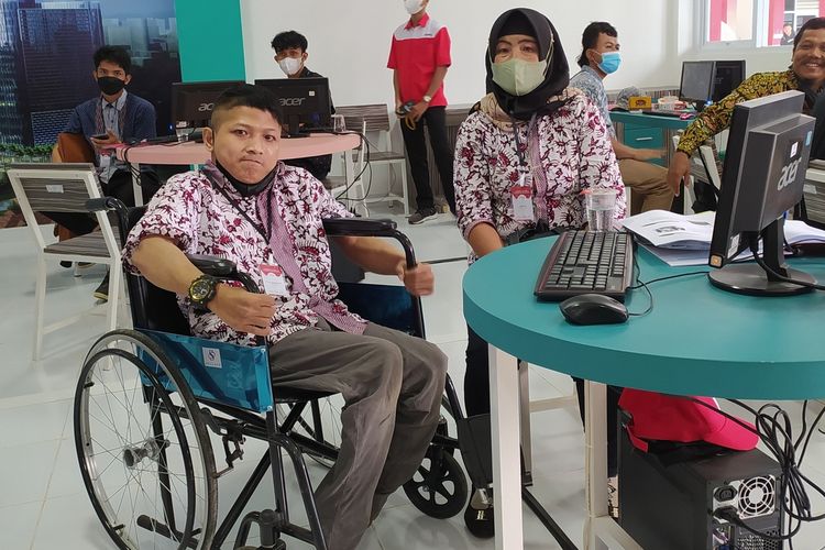 Ikhwan Saiful Bahri Aziz (35) didampingi ibunya, Turminah (54) mengikuti pelatihan Teknologi Informasi dan Komunikasi (TIK) di SMK Telkom Purwokerto, Kabupaten Banyumas, Jawa Tengah, Senin (27/6/2022).