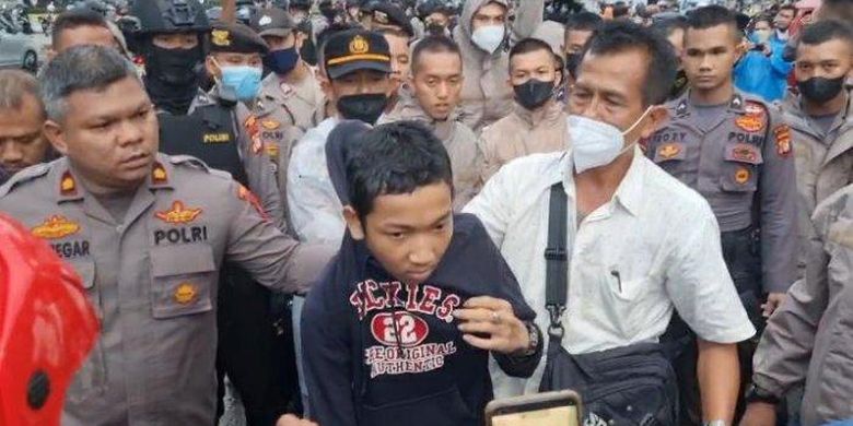 Kapolsek Metro Gambir, Kompol Rango Siregar (kiri) mengamankan satu pengunjuk rasa usai kericuhan saat unjuk rasa mahasiswa di kawasan Patung Kuda, Gambir, Jakarta Pusat, Jumat (20/5/2022). 