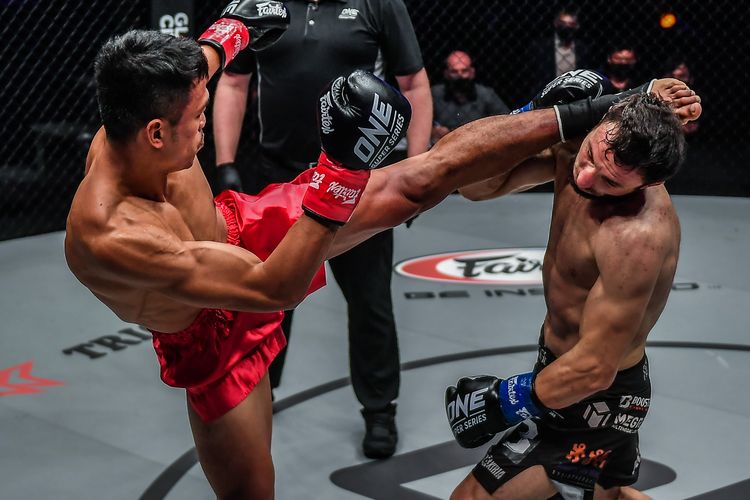 Sittichai Sitsongpeenong (kiri) ketika menghadapi Davit Kiria (kanan) pada duel bertajuk semifinal ONE Featherweight Kickboxing World Grand Prix yang dihelat di Singapore Indoor Stadium, Jumat (28/1/2022).