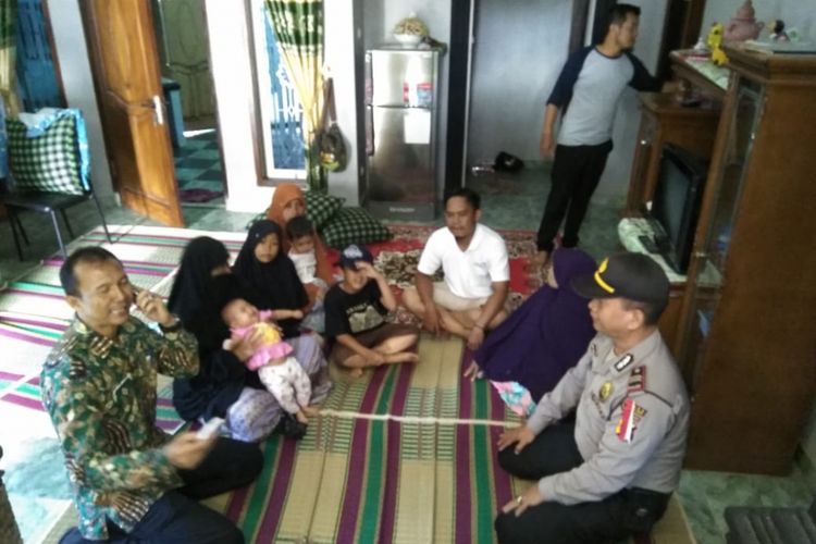 Salah satu keluarga korban tsunami Palu asal Sukaresik, Kabupaten Tasikmalaya, baru tiba di rumah kampung halamannya, Kamis (4/10/2018).