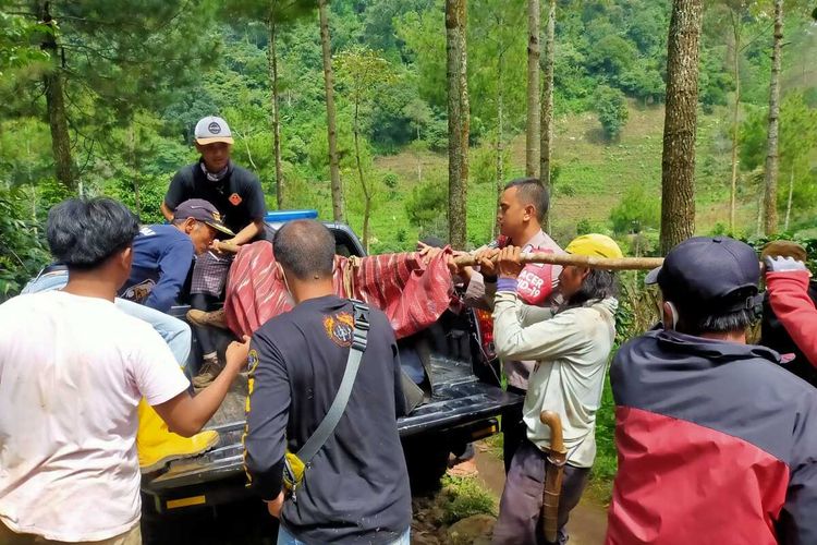Tim SAR tengah mengevakuasi korban meninggal, seorang pendaki yang sempat hilang di Gunung Malabar, Kabupaten Bandung, Selasa (1/2/2022).