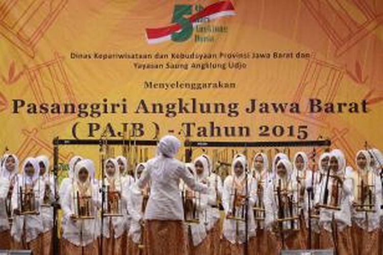 Peserta Pasanggiri Angklung Jawa Barat 2015 unjuk keterampilan bermain angklung di Cibinong, Bogor, Jawa Barat, Senin (23/11/2015). Pasanggiri Angklung Jawa Barat diselenggarakan untuk memperingati Hari Angklung.