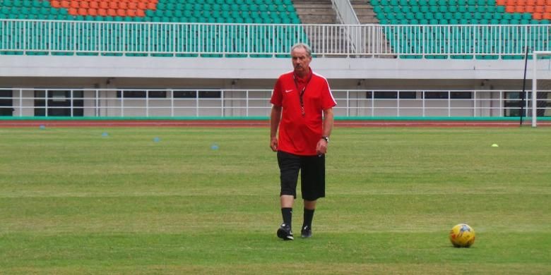 Pelatih tim nasional Indonesia, Alfred Riedl, memimpin sesi latihan di Stadion Pakansari, Cibinong, Selasa (29/11/2016).