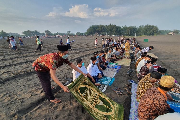 Warga Mengikuti Shalat Idul Fitri di Kawasan Gumuk Pasir Parangtritis, Kretek, Bantul, DI Yogyakarta Senin (2/5/2022)