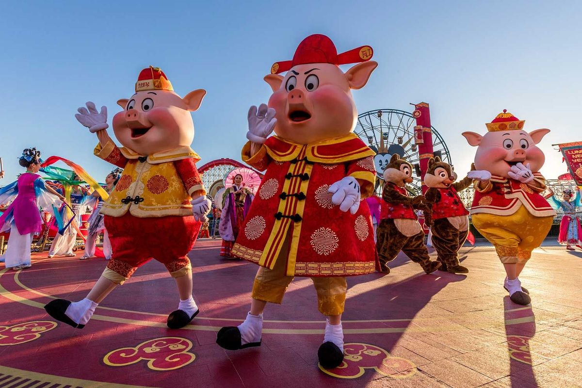 Pertunjukan Selebrasi Tahun Baru Imlek yang Dipimpin oleh Mulan di Disney California Adventure