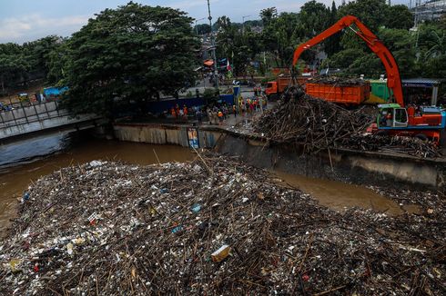 2.832 Meter Kubik Sampah Diangkut dari 2 Pintu Air di Jakarta, Kemarin